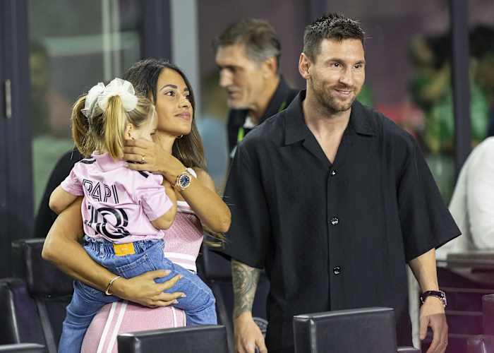 Messi sin uniforme junto con su esposa e hija